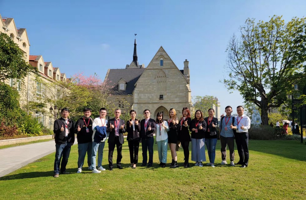 A group of teachers and students from the Faculty of Business visited Huawei Research Center