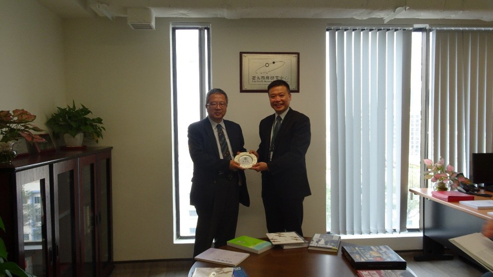 Pro-Rector, Ip Kuai Peng presents souvenir to Director Kikkawa Gen