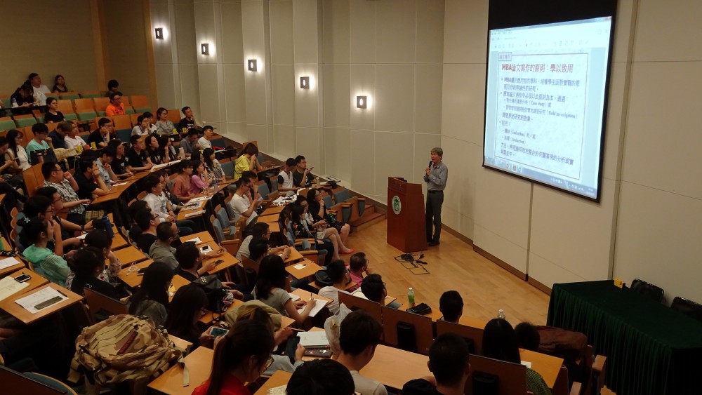 Dr. Yu Veicheng makes a presentation to students