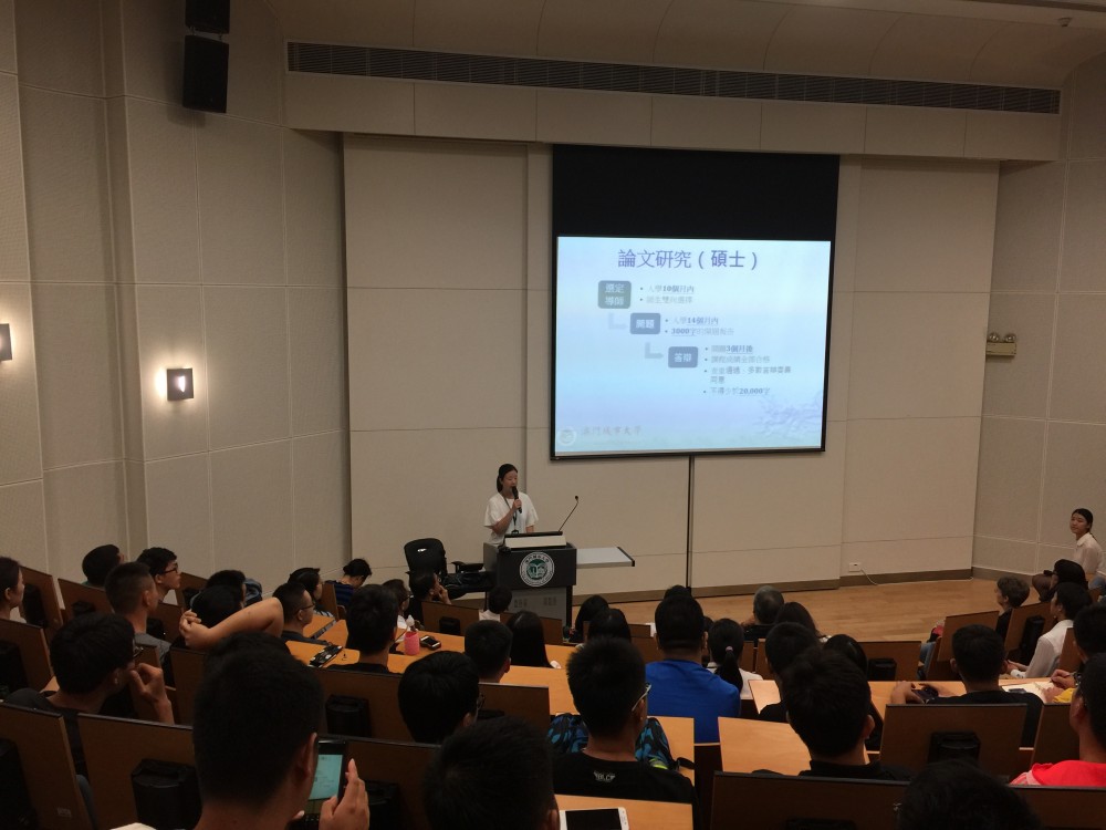 Ms. Selina Jiang gives a brief introduction to thesis writing.