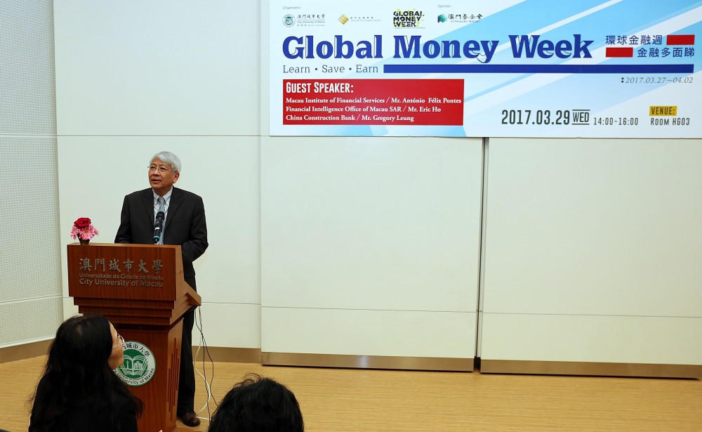Rector Shu Guang Zhang delivers a welcome speech