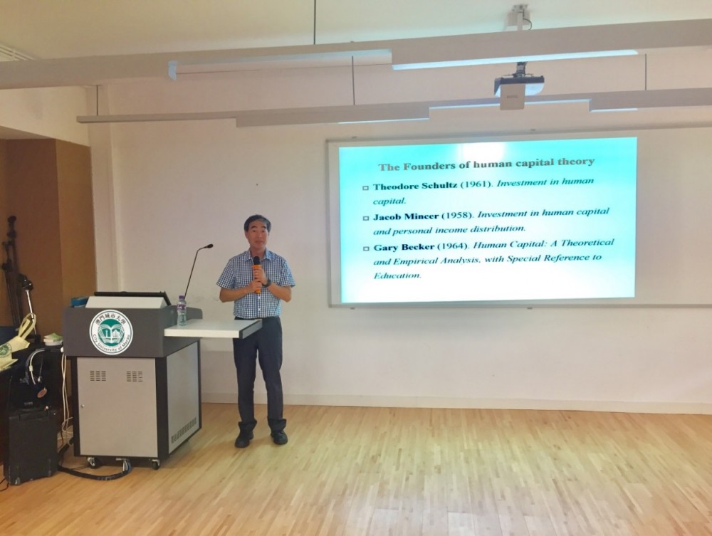 Professor Li presenting lecture on Human Capital 