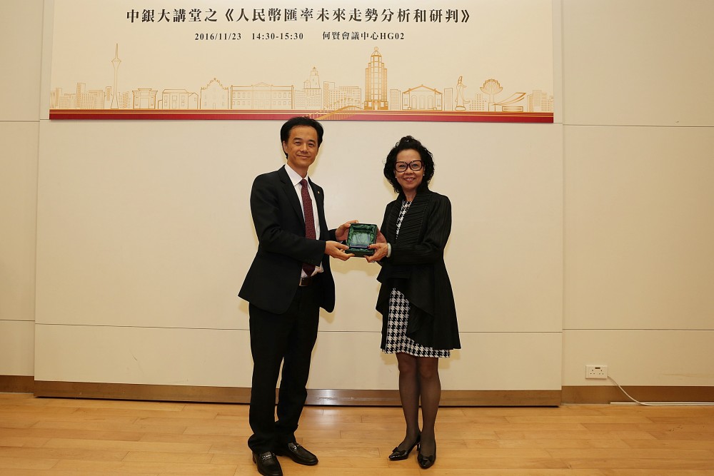 Dr. Khong Yuen Wah, the Executive Associate Dean of FOB presented souvenir to Mr. Peng Zhi Ge