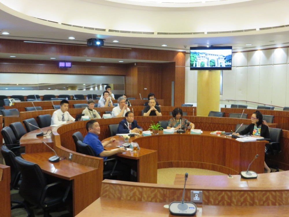 Prof. Wang Zhongming discusses with Dr. Eva Khong