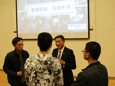 Further exchanges between Mr. Yu Jian and FOB students after the seminar