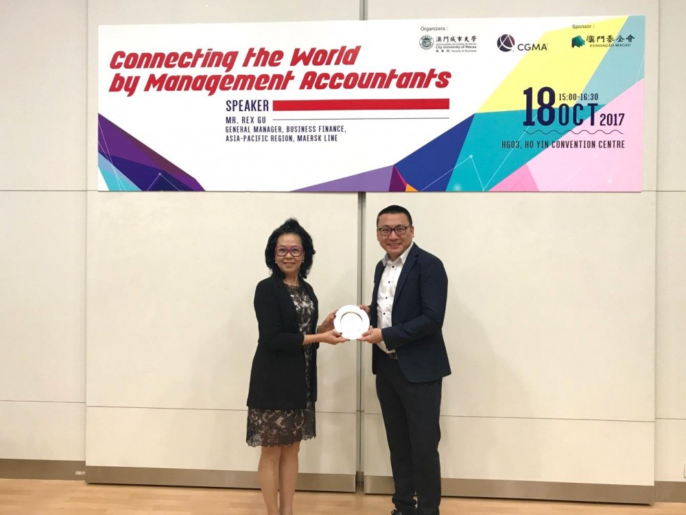 Dr. Eva Khong, Executive Associate Dean of FOB presenting the souvenir to Mr. Rex Gu