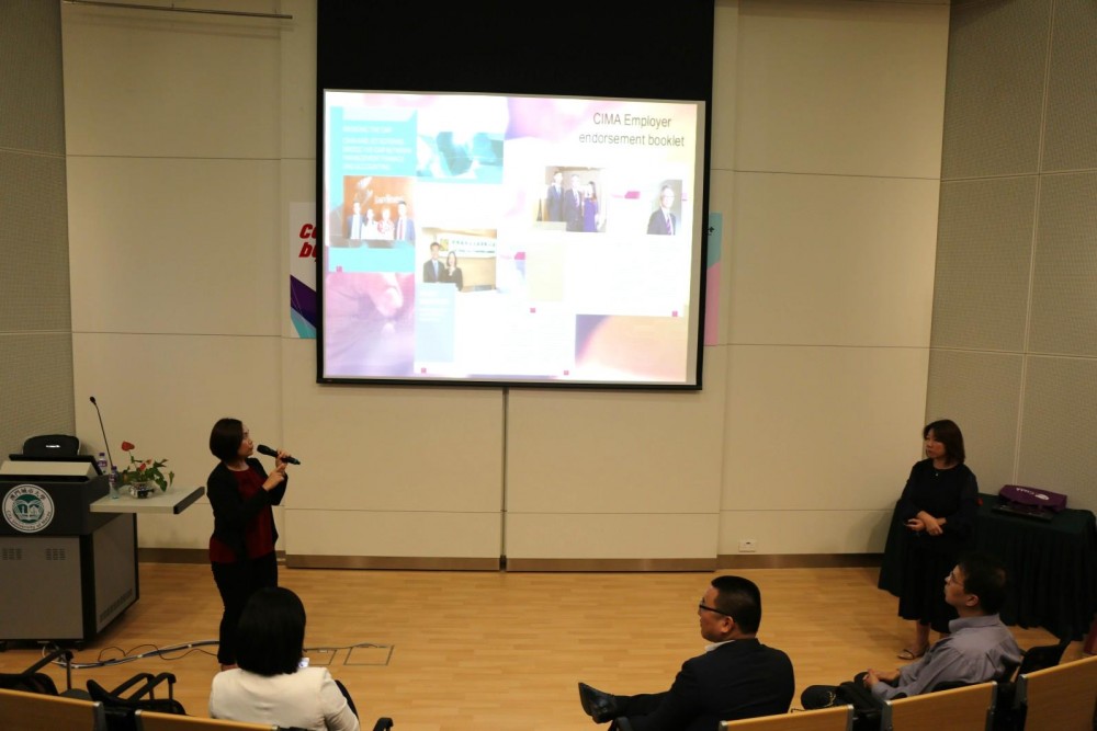 Ms. Vivian Fung and Ms. Kennis Lam introducing the study support and registration procedure