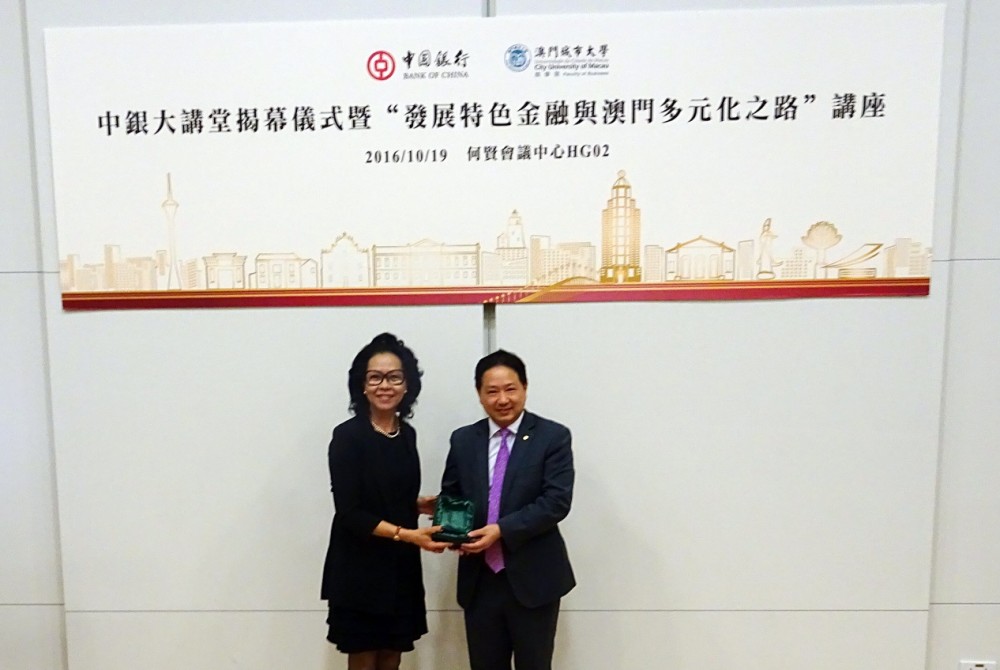 Presenting souvenir to the guest speaker, Mr. Shu You Jun, the Director of Executive Office