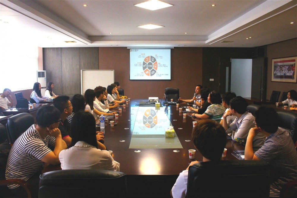 Mr. Feng Shizhong, General Manager of Ahlstrom Machinery Co., Ltd delivering a briefing introduction of the company