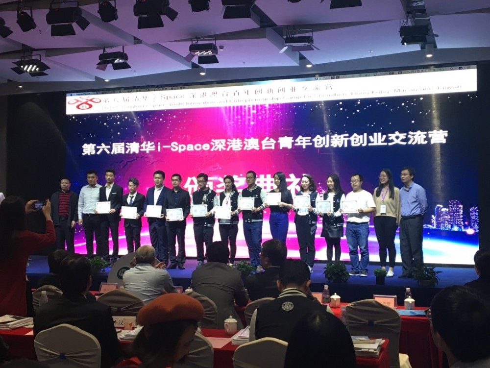 Zhang Kun receives the award in the final