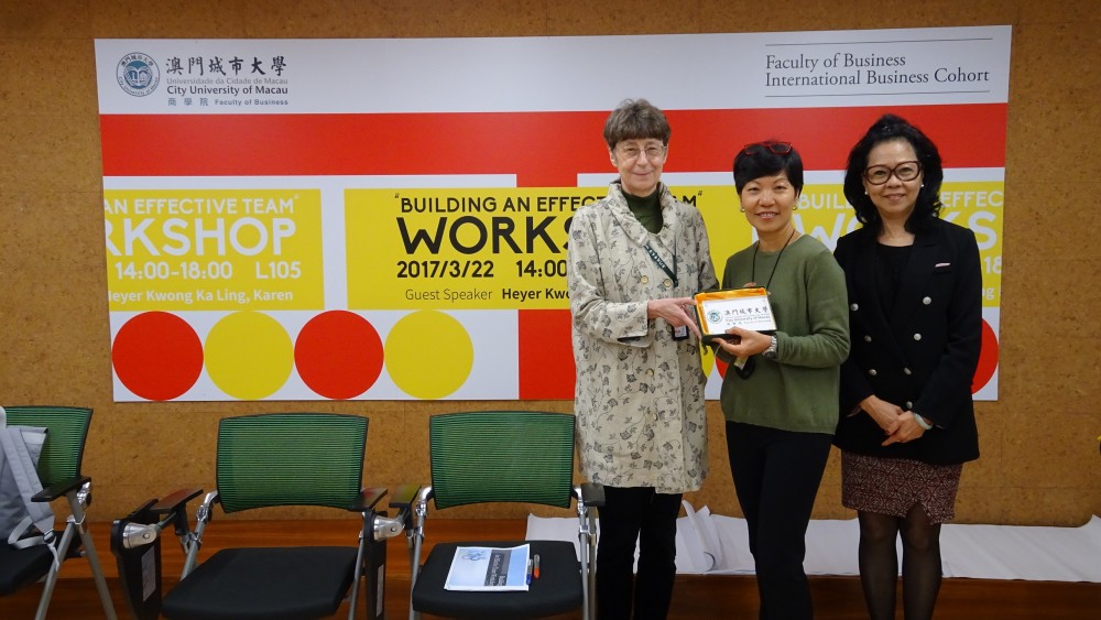 Professor Priscilla Roberts, Programme Coordinator of the International Business Cohort, presents a souvenir to Ms. Karen Kwong