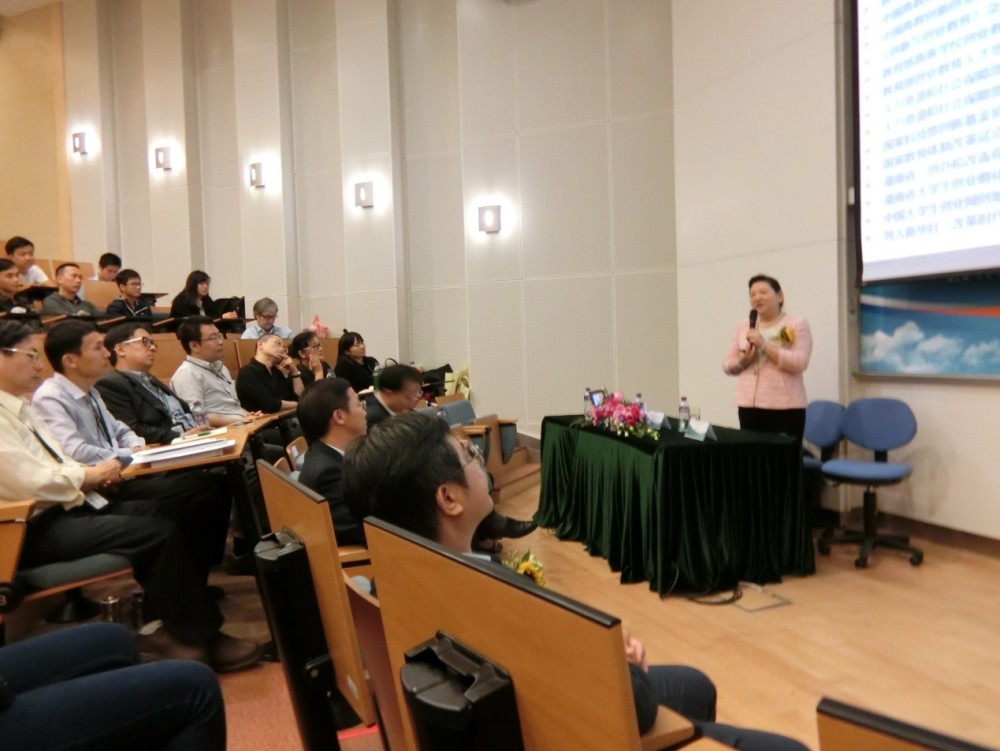 Professor Yang Fang shared her experience with students