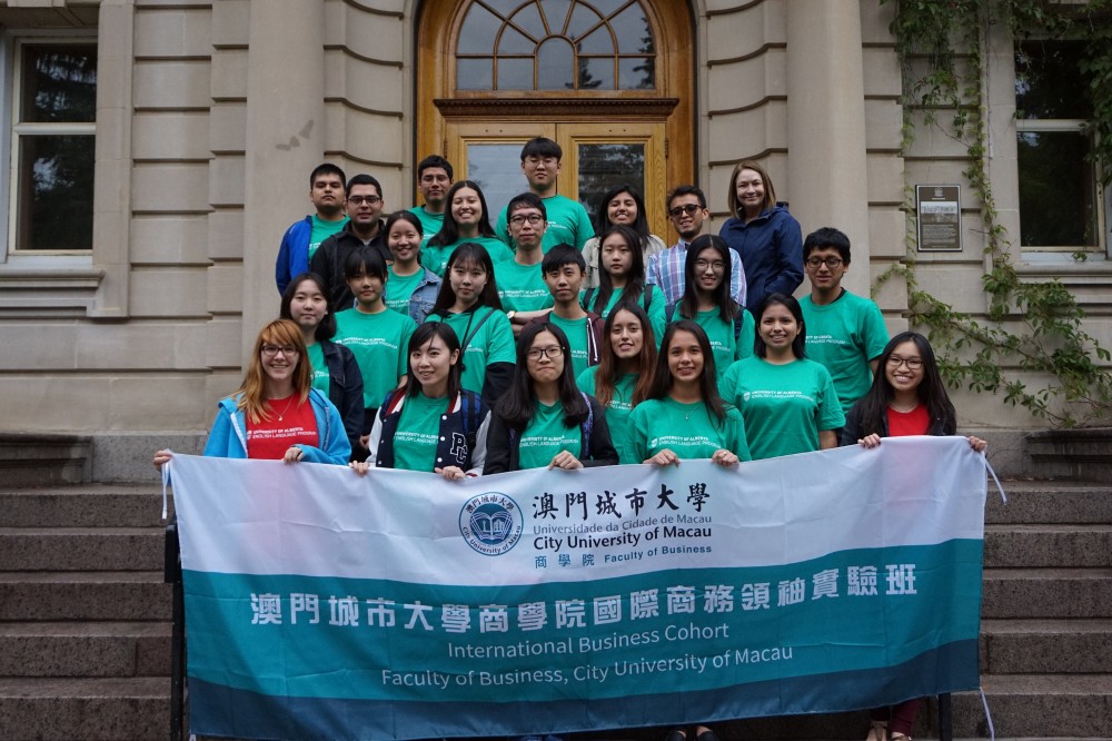 Group photo of International Business Cohort and students from University of Lima, Peru