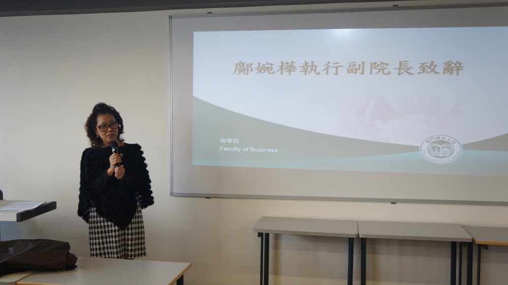 Dr. Eva Khong, Executive Associate Dean of Faculty of Business, delivered a speech in the briefing session.