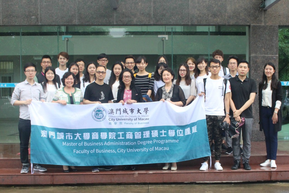 Group photo of Mr. Zheng Jianyong, Chairman of Yatai Techonology Co., Ltd. and FOB teachers and students