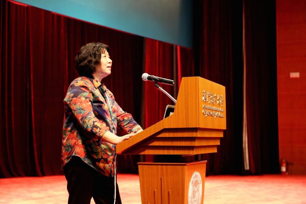Vice Rector Kong Fanqing delivers a welcome speech to the freshmen.
