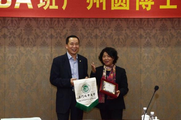 Vice Rector Kong Fanqing presenting Certificate of Appreciation to Dr. Zhou Yifeng