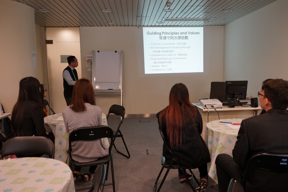 Banco Comercial de Macau representative teaches students to work