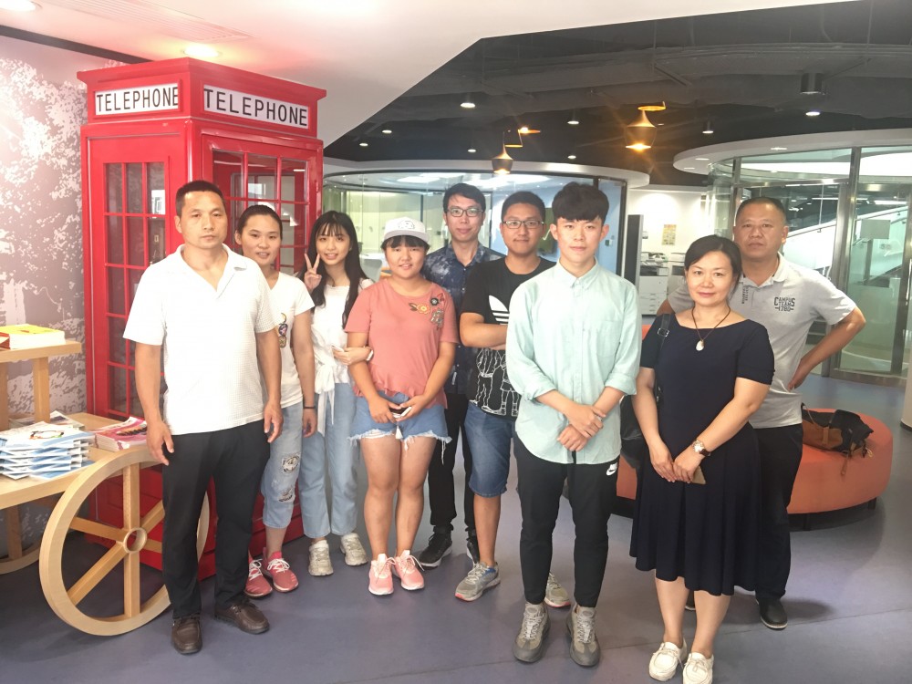 The new students of the International Business Cohort and their parents visit City U library 