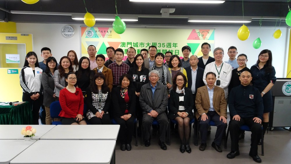 Professor Shu Guang Zhang, Professor Kong Fanqing, Dr. Eva Khong, FOB staff members and alumnus at the gathering