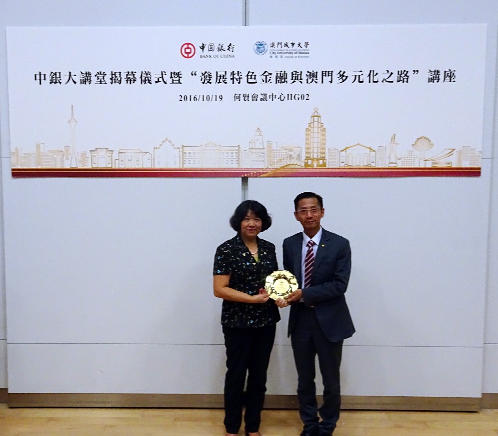 Vice Rector Kong presenting souvenir to Mr. Jiang Kuiwei, the Assistant General Manager