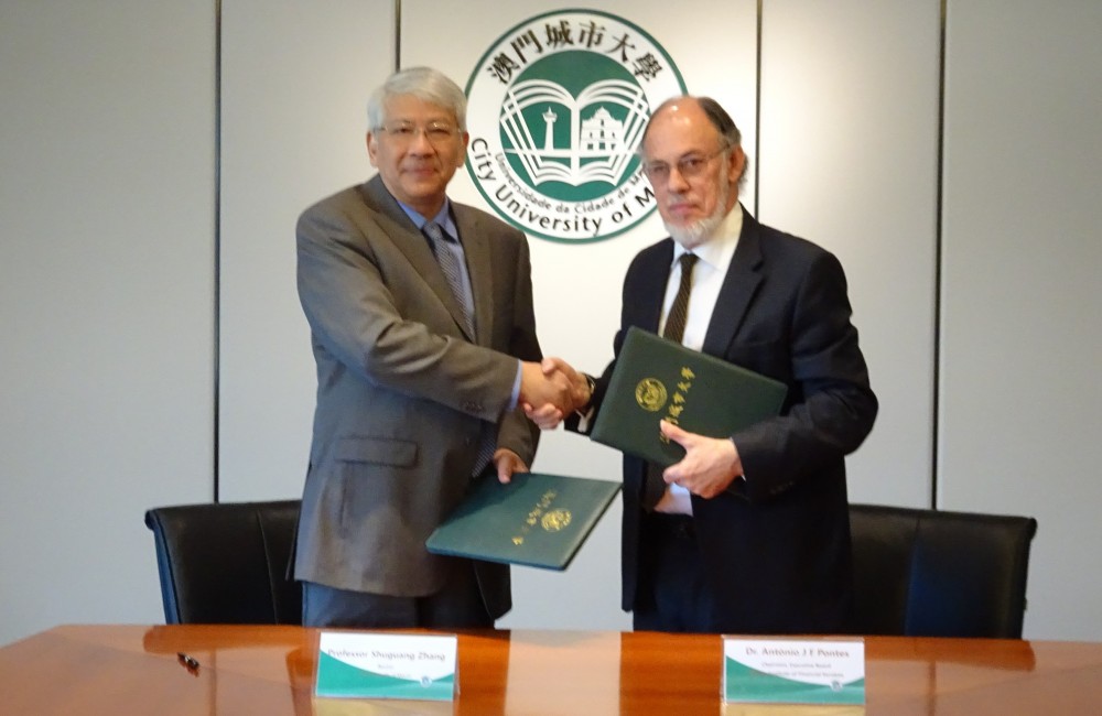 Dr. António Pontes and Rector Shuguang signed the Agreement