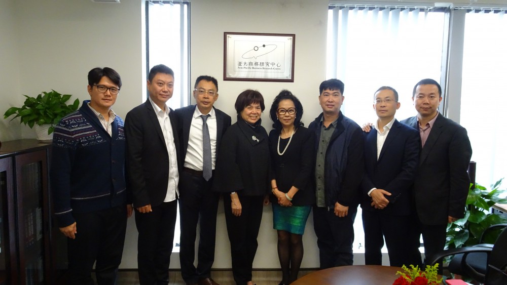 Group photo of Dr. Anita Leung, FOB alumni and Dr. Eva Khong