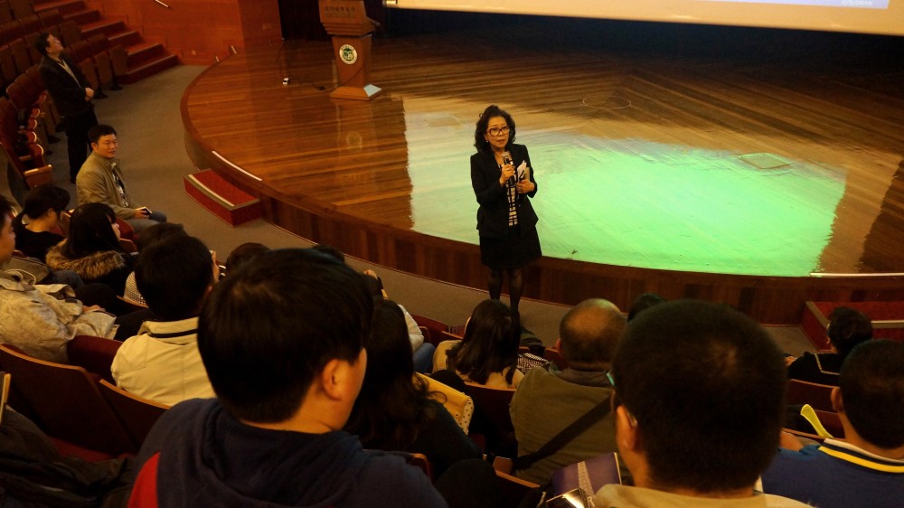 Dr. Eva Khong, Executive Associate Dean of FOB, answered students' queries