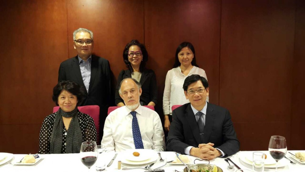 The attendees took photos to record the memorable event