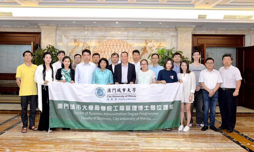 Group photo with Dr. Zhou