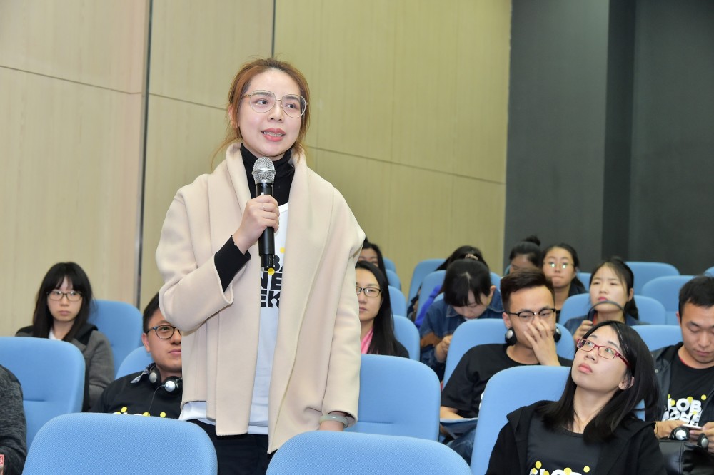 FOB students ask questions during the seminar