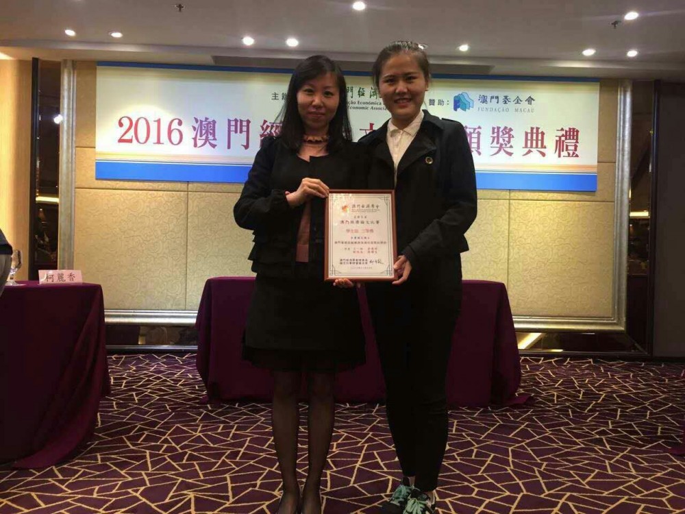 Group photo with Third Prize winning team members