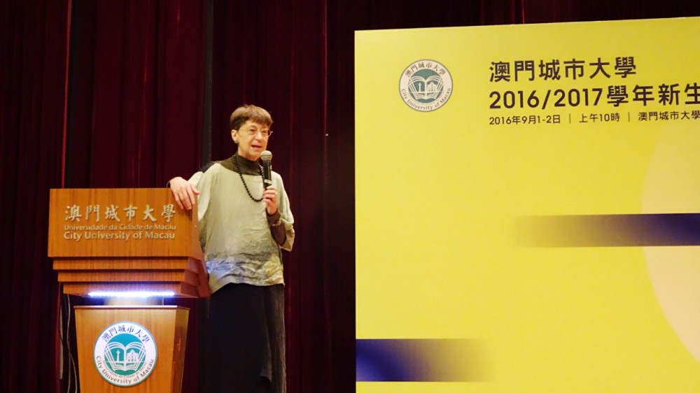 Professor Roberts briefing the International Business Cohort