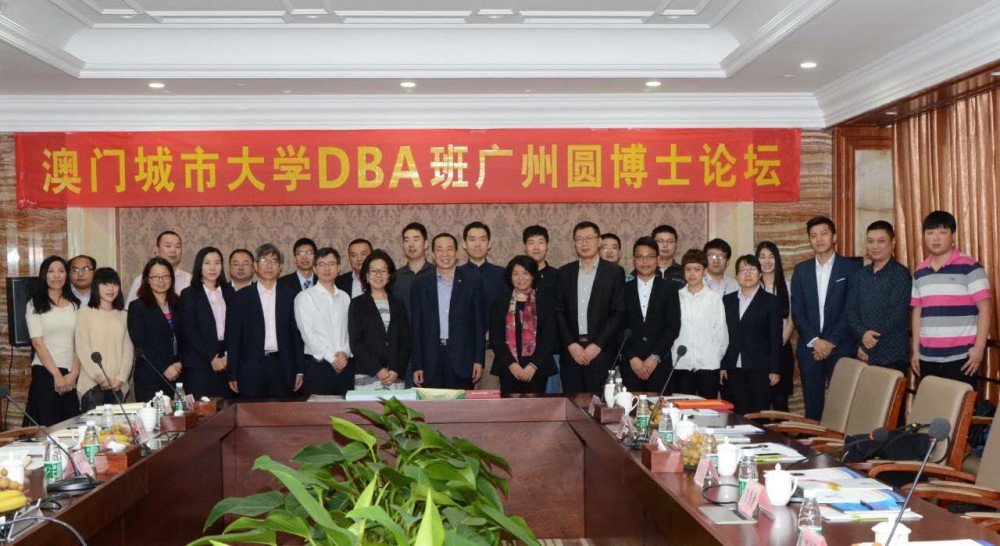 A group photo of representatives from Hongda Xingye Group and CityU delegation