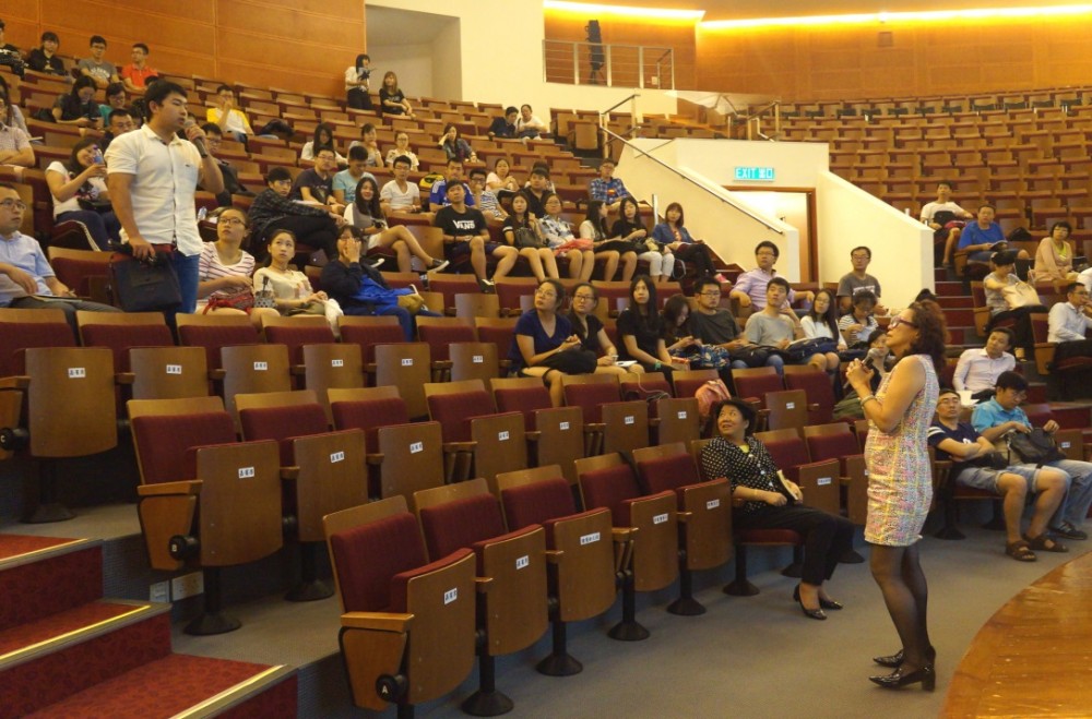 Dr. Eva Khong, Executive Associate Dean of Faculty of Business, answered students’ questions