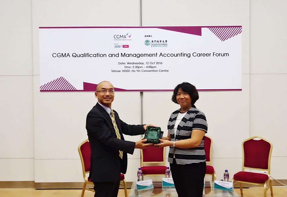 Vice Rector Kong presenting souvenir to Controller Ng