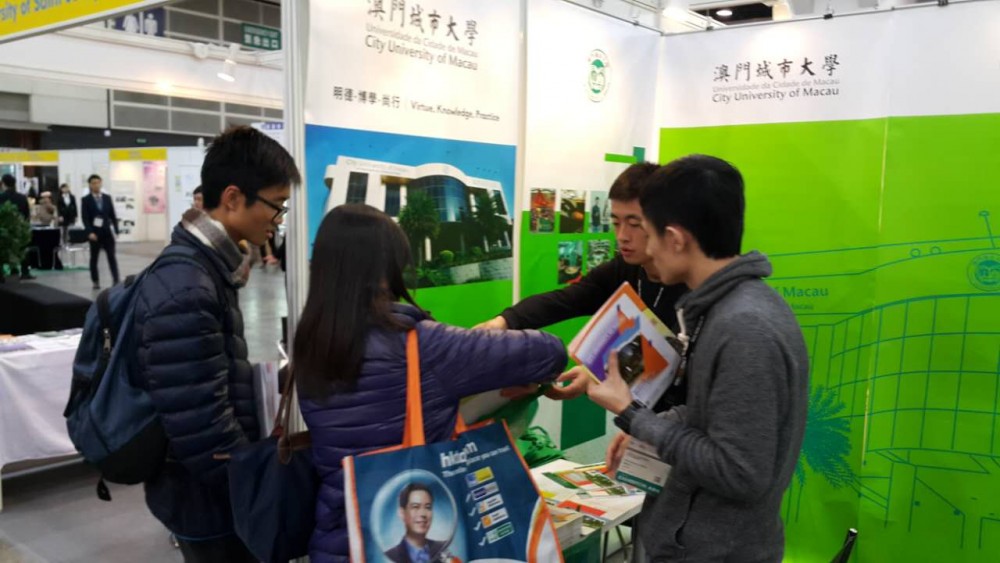 Two programme supervisors provide City U information to inquiring potential students