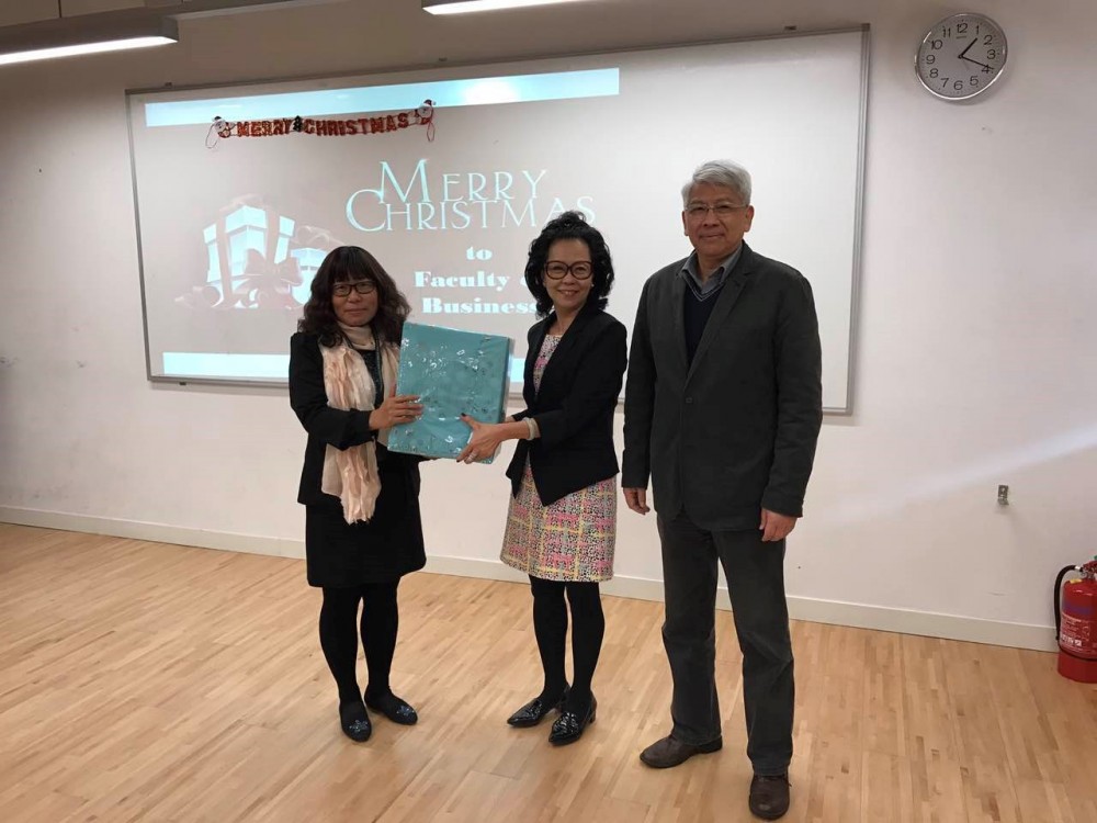 Rector Zhang and Dr. Khong presented the prize