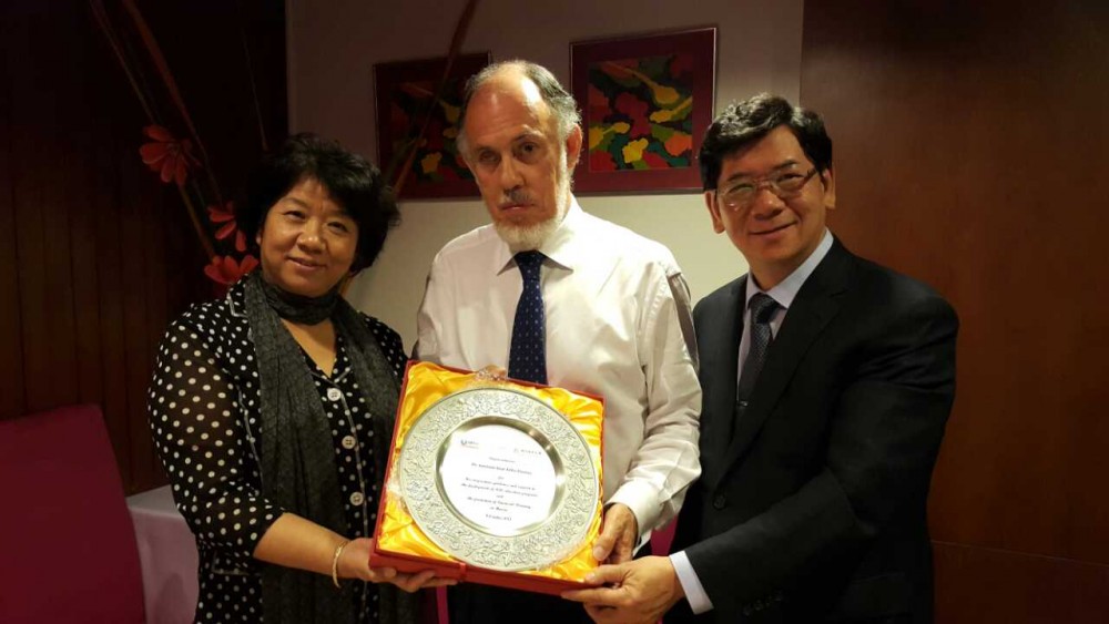 Vice Rector Kong Fan Qing and Chairman Samuel Yung presented a souvenir to Dr. Pontes