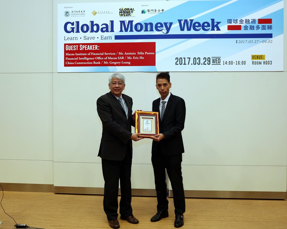 Rector Shu Guang Zhang presents a souvenir to Mr. Eric Ho