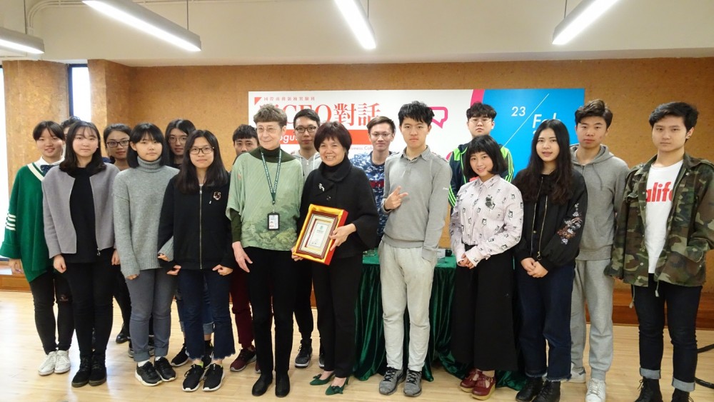 Group photo of Dr. Anita Leung, International Business Cohort Coordinator Professor Priscilla Roberts and students