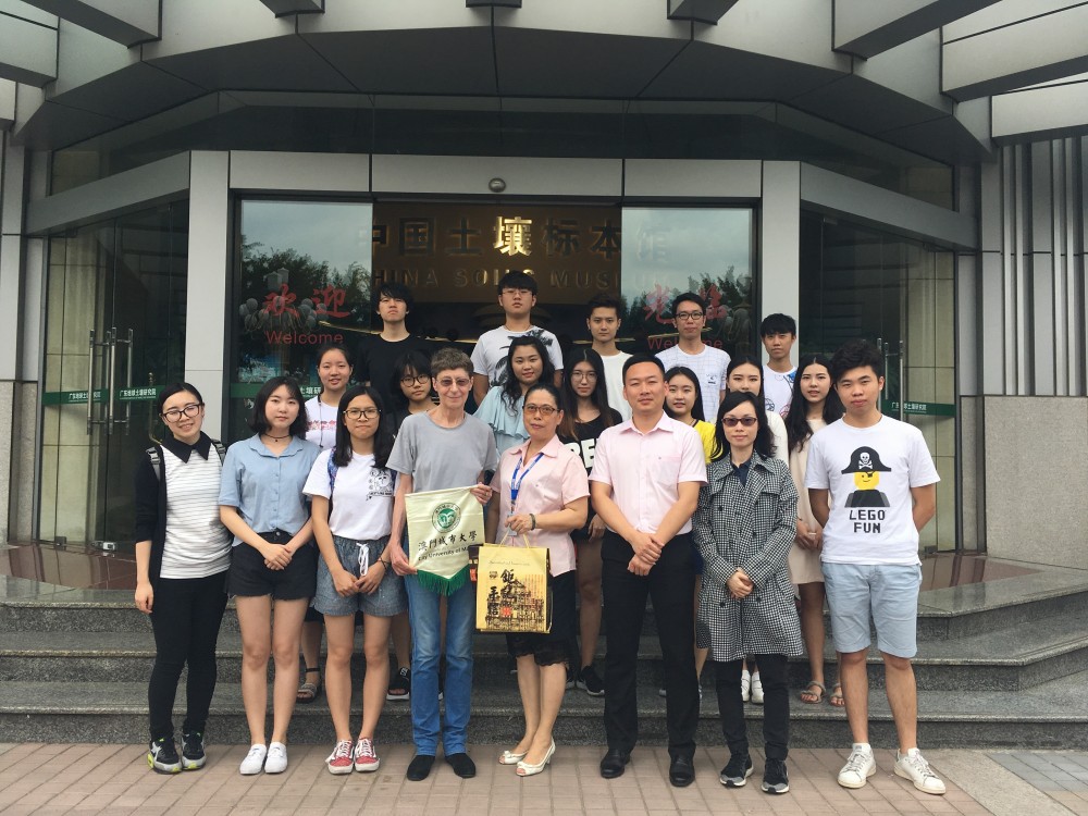 Group photo of the International Business Cohort, Mr. Eson Li, Administrative Center Manager of Hongdaxingye Group, and Ms. Xie Xiaoling, Supervisor of the China Soils Museum