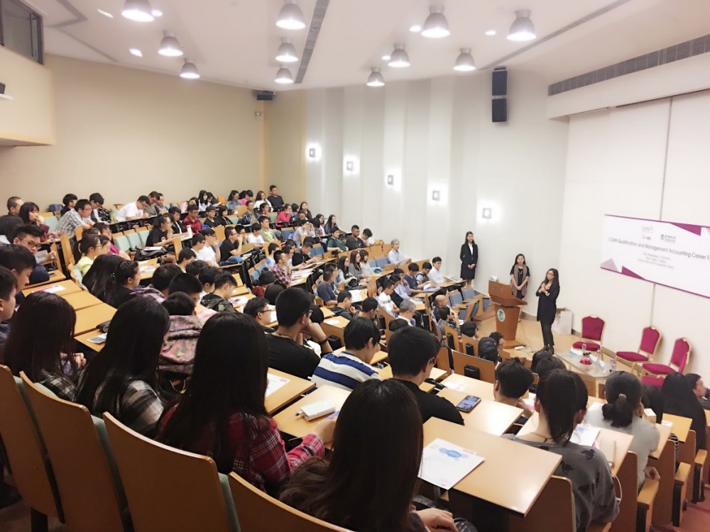 The Market Director of CIMA HK, Ms. Erica Chen giving the speech