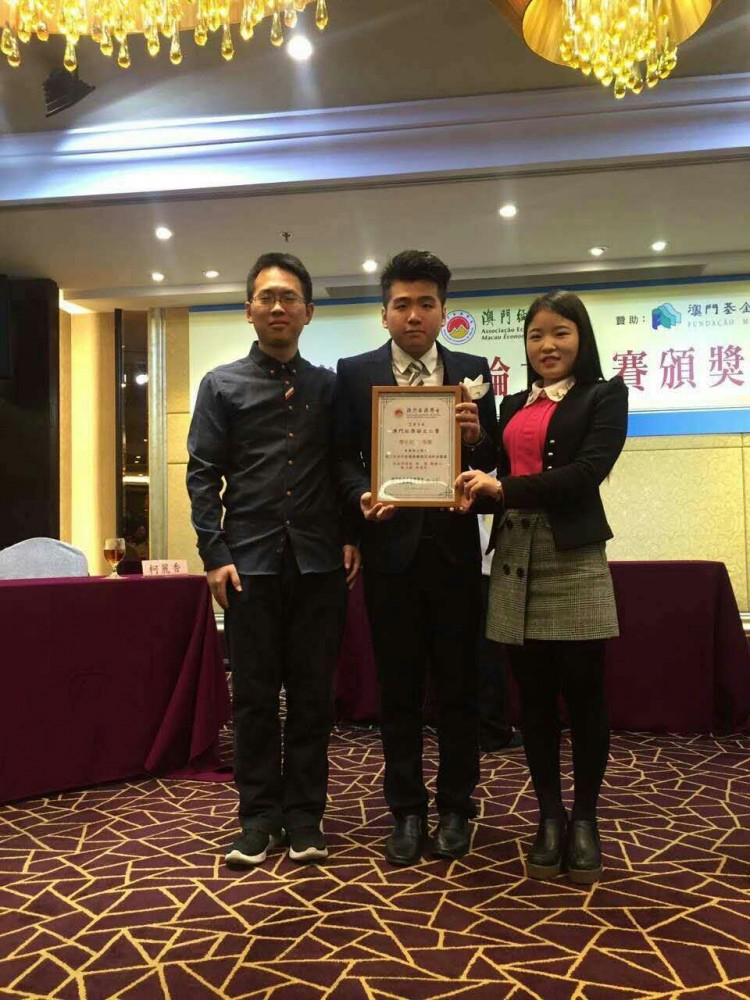 Group photo with Second Prize winning team members