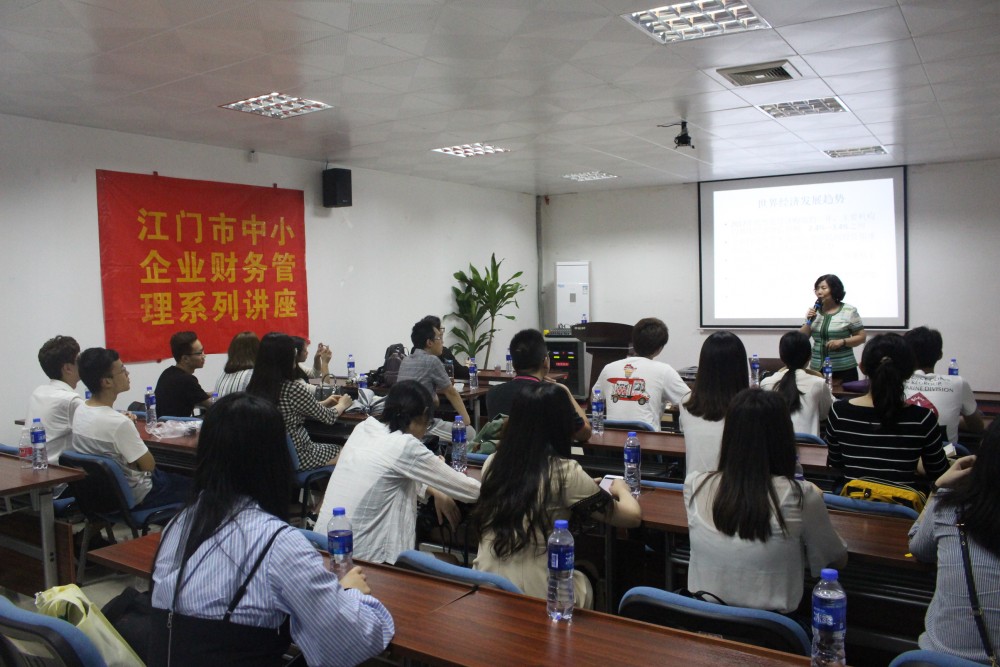 Dr. Yu Xuehua delivering a speech