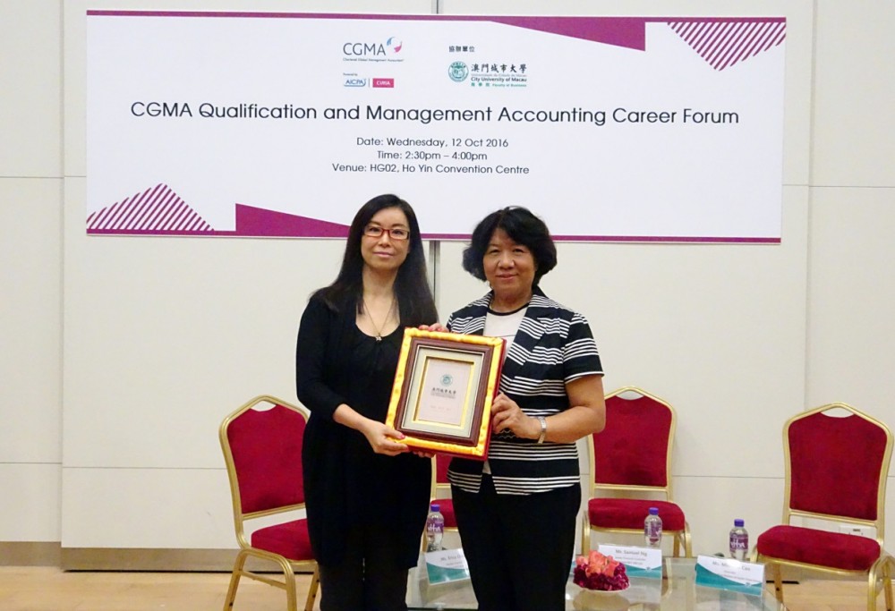 Vice Rector Kong presenting souvenirs to Director Chen