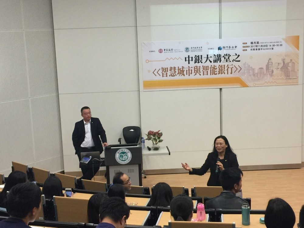 Ms. Chen Fen answers questions from students