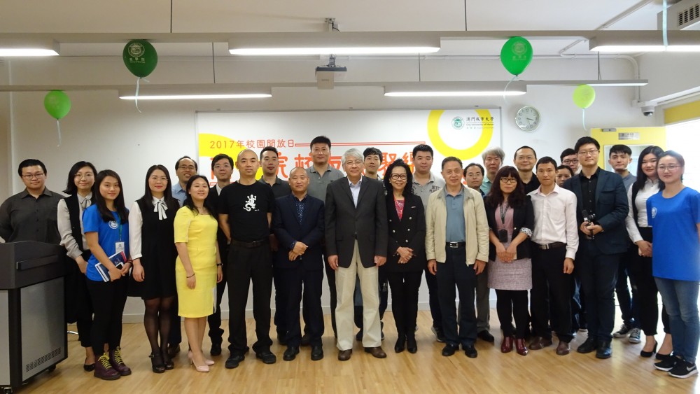 Rector Shu Guang Zhang gathering with FOB teachers and alumni
