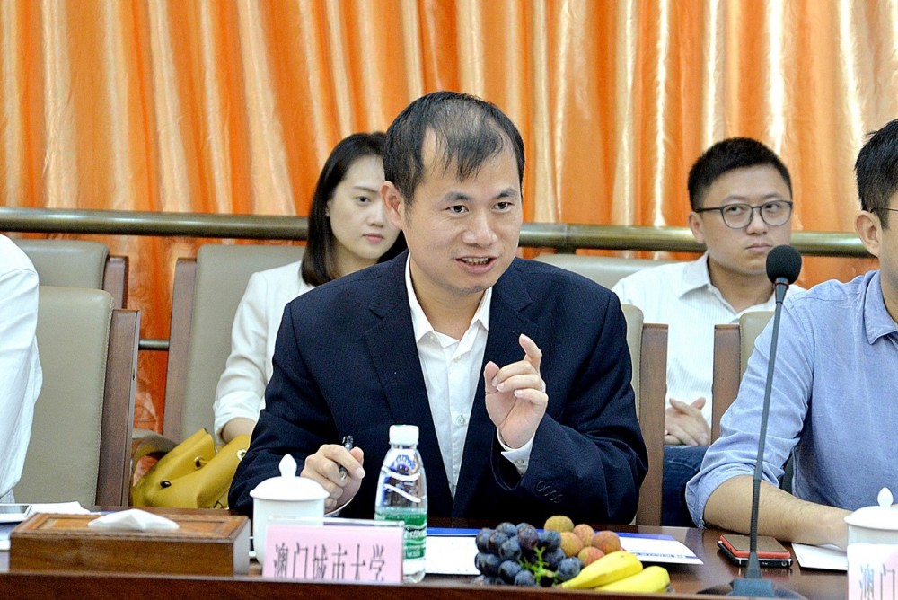 FOB students actively raise questions