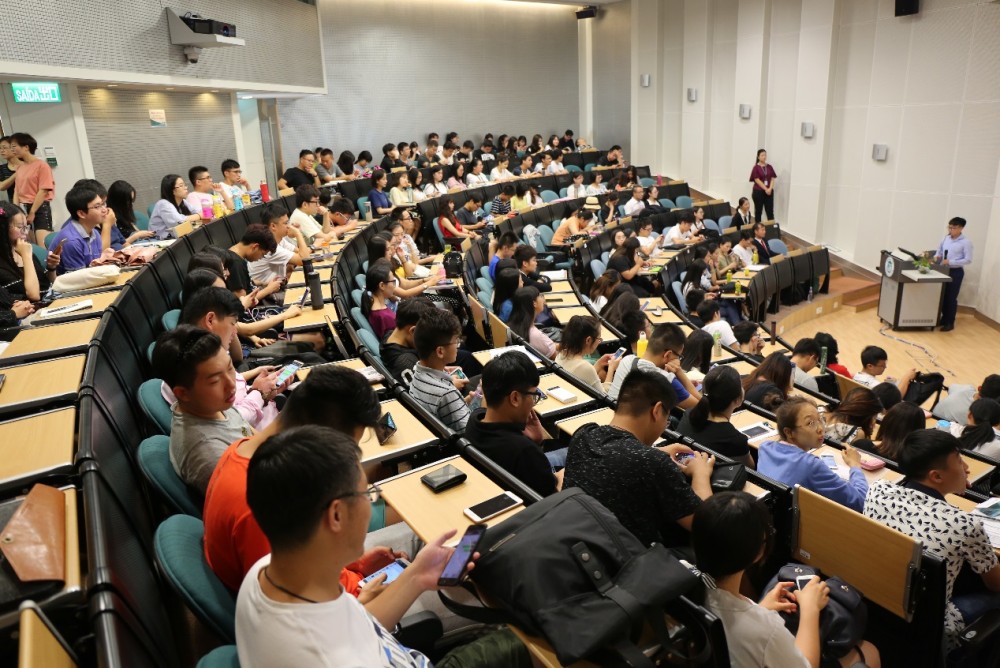 A lot of students joining in the experience sharing session